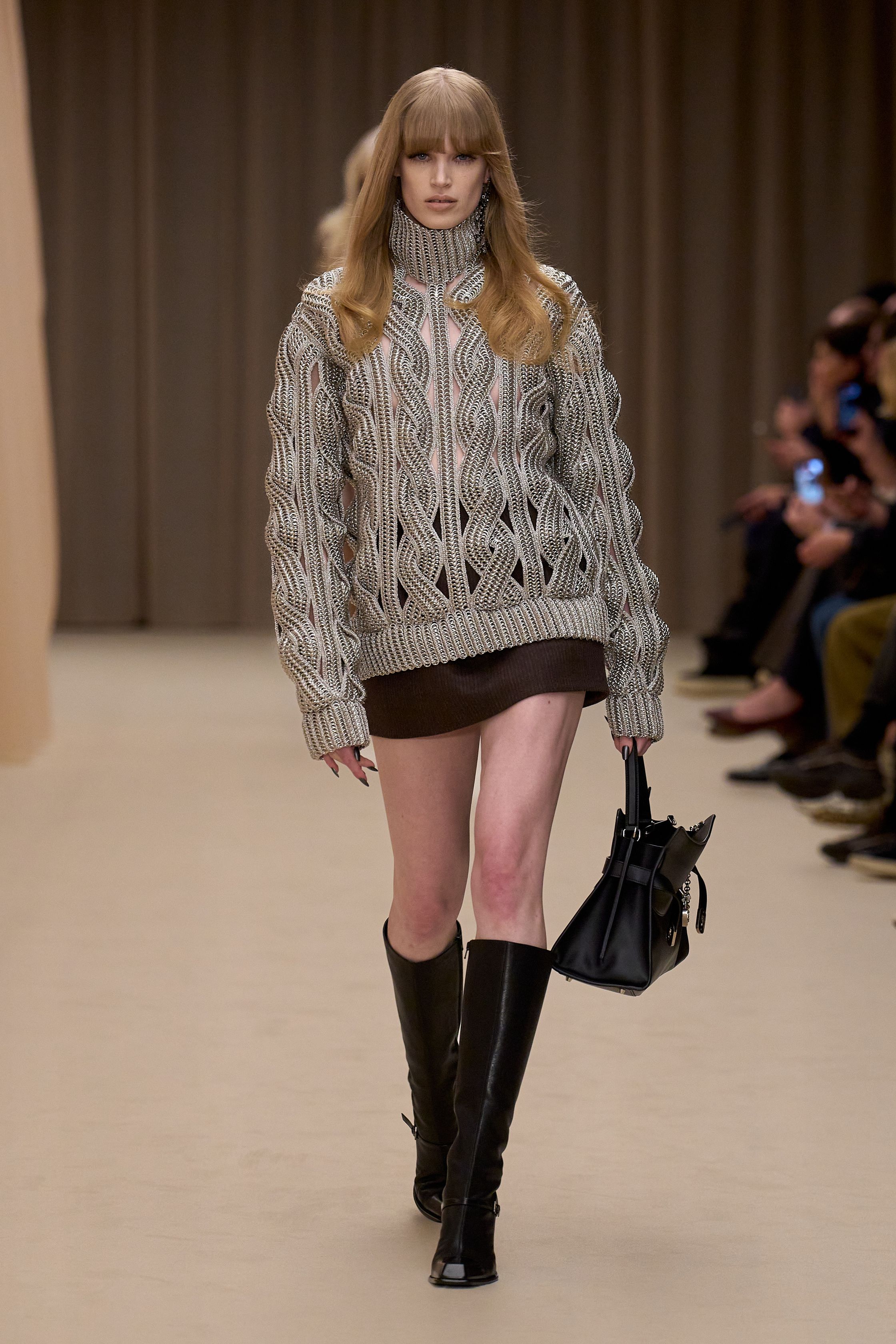 McQueen 本季延续品牌标志性的暗黑浪漫：收腰短裙套装、雕塑感肩线、精致刺绣礼服与戏剧化斗篷让整场秀充满哥特式戏剧张力。细腻蕾丝、金属光泽和建筑般轮廓塑造出强烈女性力量，同时保留麦昆一贯的浪漫与神秘-顽石频道趋势研究